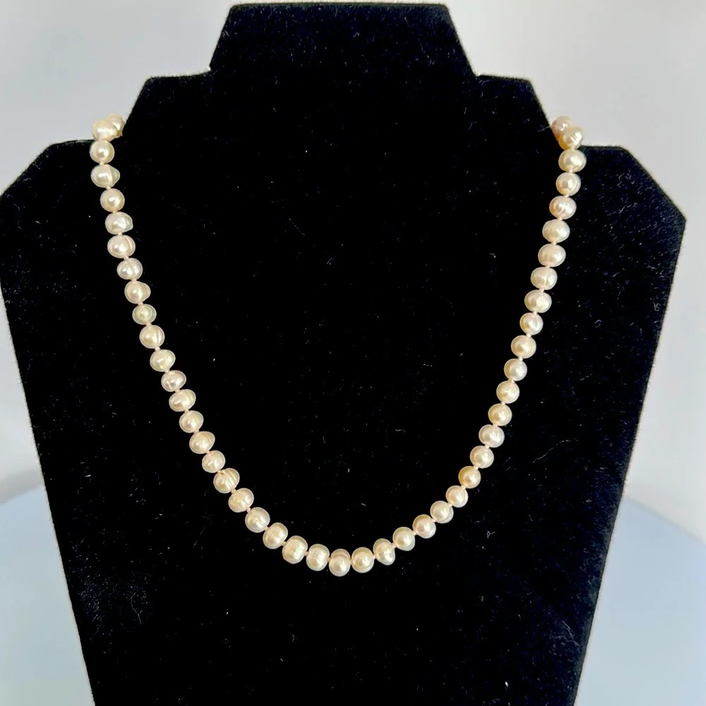 freshwater pearls necklace​​